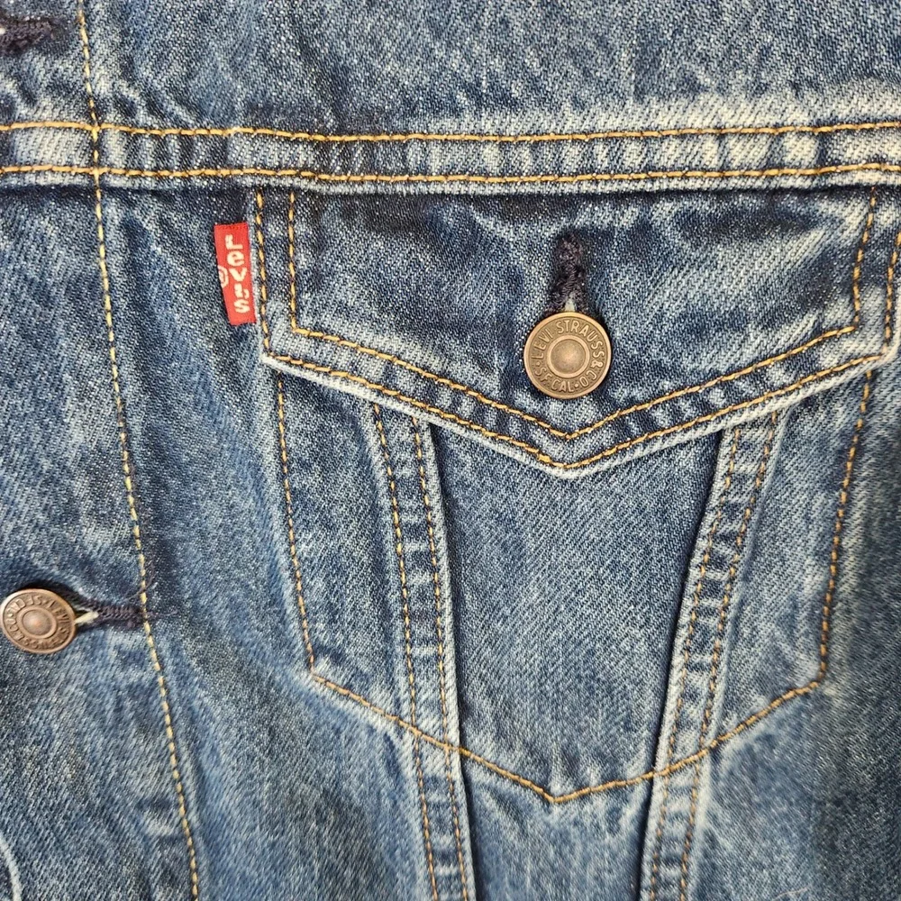 Levis Mens Denim Trucker Jacket Medium Wash Camo Logo Back Patch Blue Size L - Picture 3 of 10